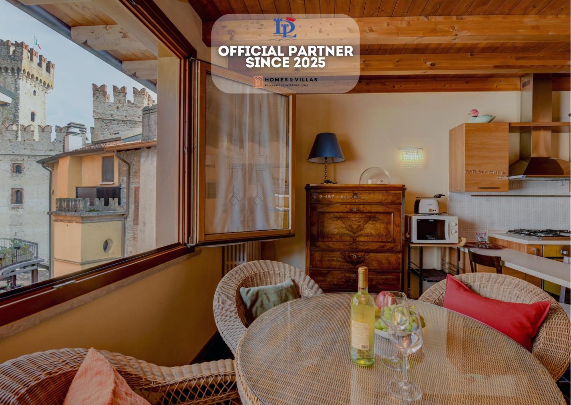 Desenzanoloft Official Partner Marriott Homes & Villas -Penthouse Never Say Never Sirmione Castle View Kültér fotó